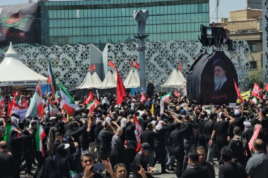 نخل‌برداری یزدی‌ها در تشییع رهبر شهید + عکس