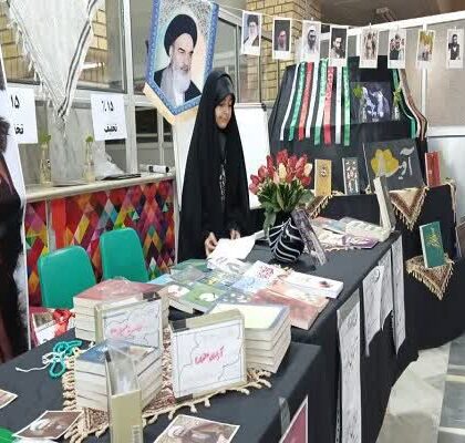 ارائه خدمات فرهنگی و معرفتی به زائران مراسم تشییع امام شهید توسط جامعه‌الزهرا(س)