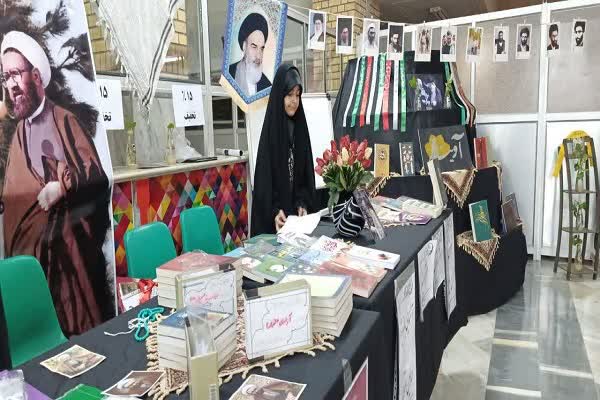 ارائه خدمات فرهنگی و معرفتی به زائران مراسم تشییع امام شهید توسط جامعه‌الزهرا(س)