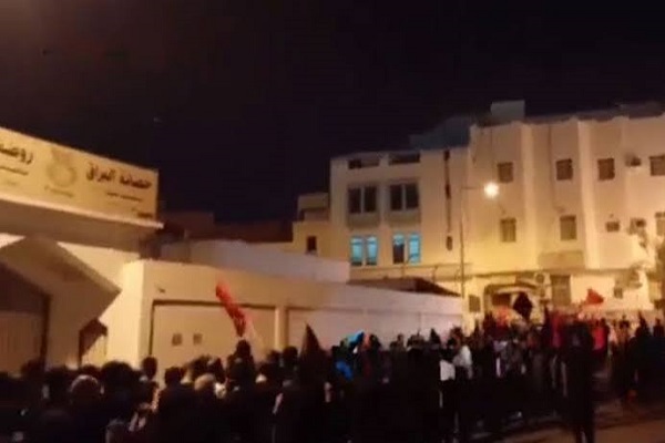 عزاداری جوانان بحرینی برای رهبر شهید ایران + فیلم عزاداری جوانان بحرینی برای رهبر شهید ایران + فیلم