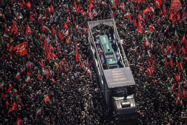 ایران مراسم تشییع رهبر خود را تبدیل به یک «مانور اقتدار مردمی» کرد