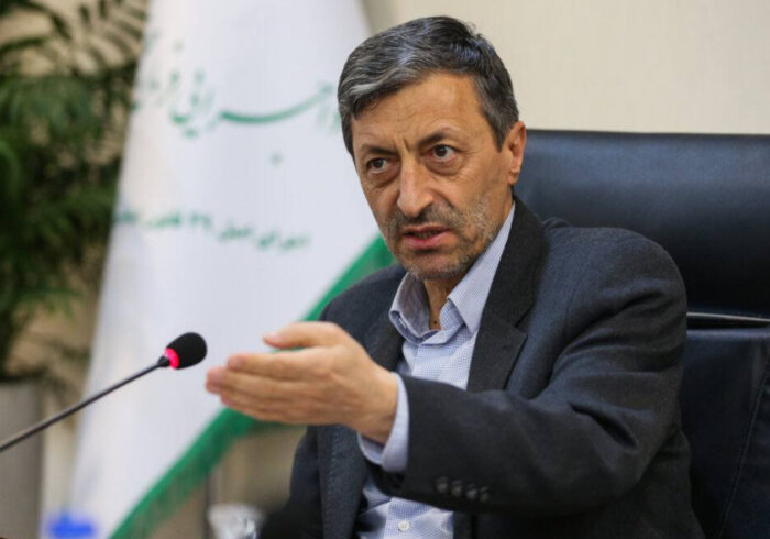 مشت گره‌کرده رهبر شهید، نماد استکبارستیزی و استقلال‌خواهی ملت ایران است