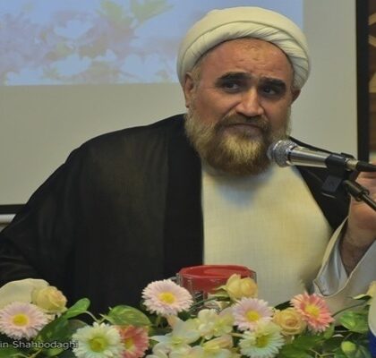 مشت گره‌کرده رهبر شهید؛ نماد استقامت و همبستگی امت مبعوث