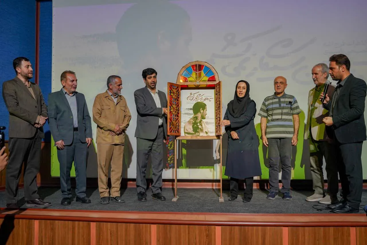 کتاب «تا بهمن سیگار نمیکشم» در قزوین رونمایی شد کتاب «تا بهمن سیگار نمیکشم» در قزوین رونمایی شد