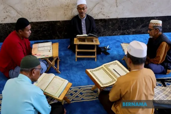 تأکید استاد مالزیایی بر عملی کردن ارزشهای قرآنی در جامعه تأکید استاد مالزیایی بر عملی کردن ارزشهای قرآنی در جامعه