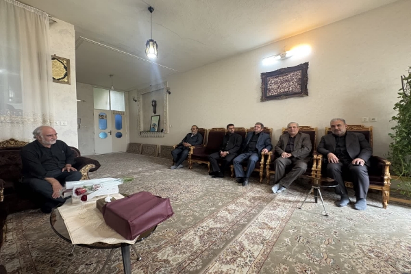 دیدار فرماندار قم با خانواده شهید خبرنگار «مسعود سلیمی»