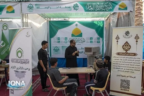استقبال گسترده زائران اربعین از موکب فرهنگی آستان مقدس عباسی