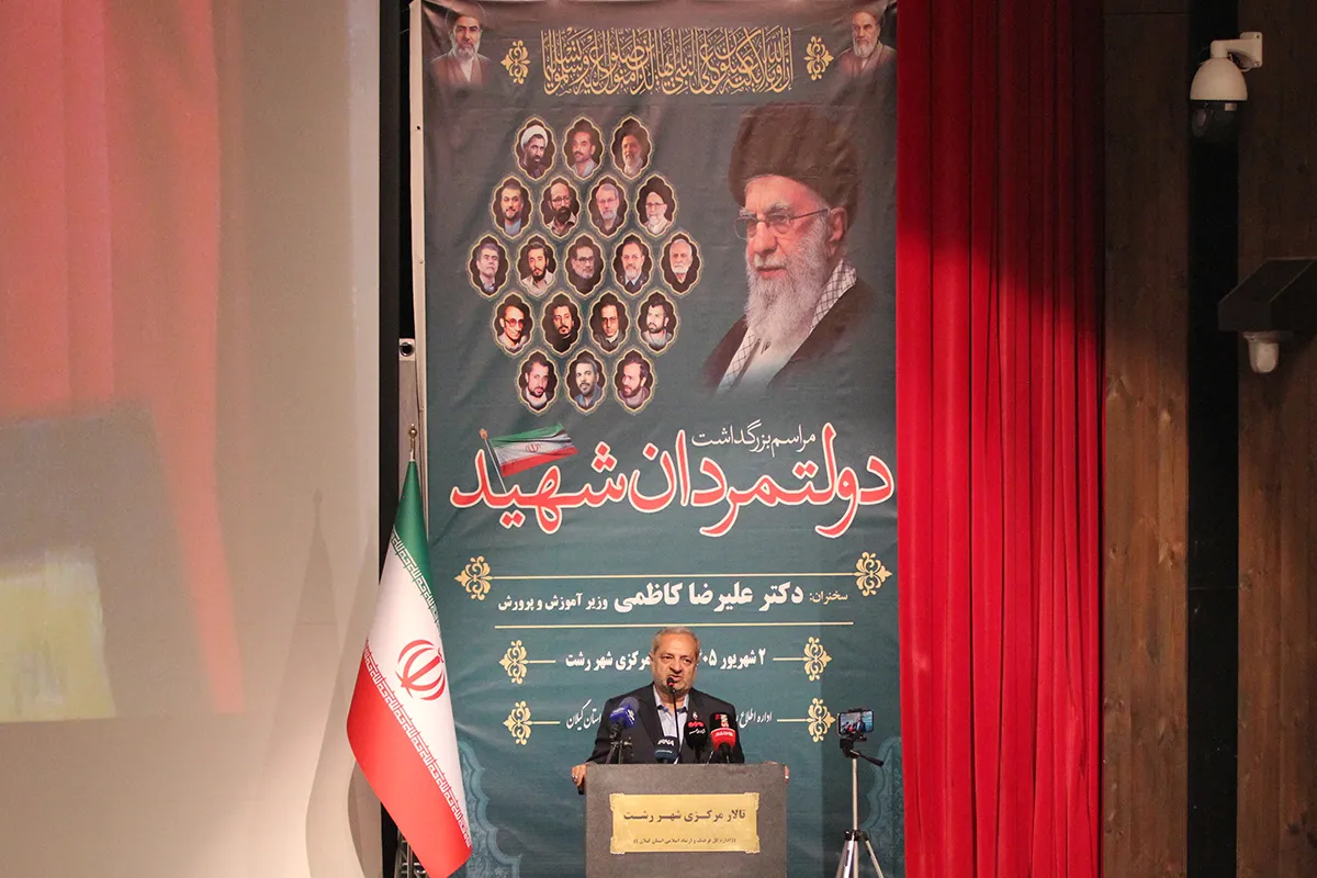 مکتب و سیره مدیریتی دولتمردان شهید را تبیین کنیم