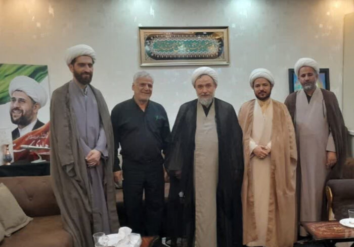 تجلیل مسئول سازمان بسیج اساتید، طلاب و روحانیون کشور از خانواده روحانی شهید هادی استاد