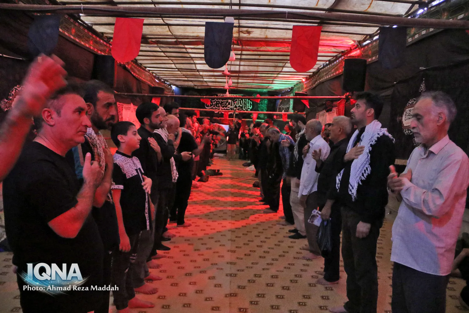 گوشه ای از خدمات خادمان موکب حضرت احمد ابن موسی(ع) به زائران اربعین حسینی در کربلا