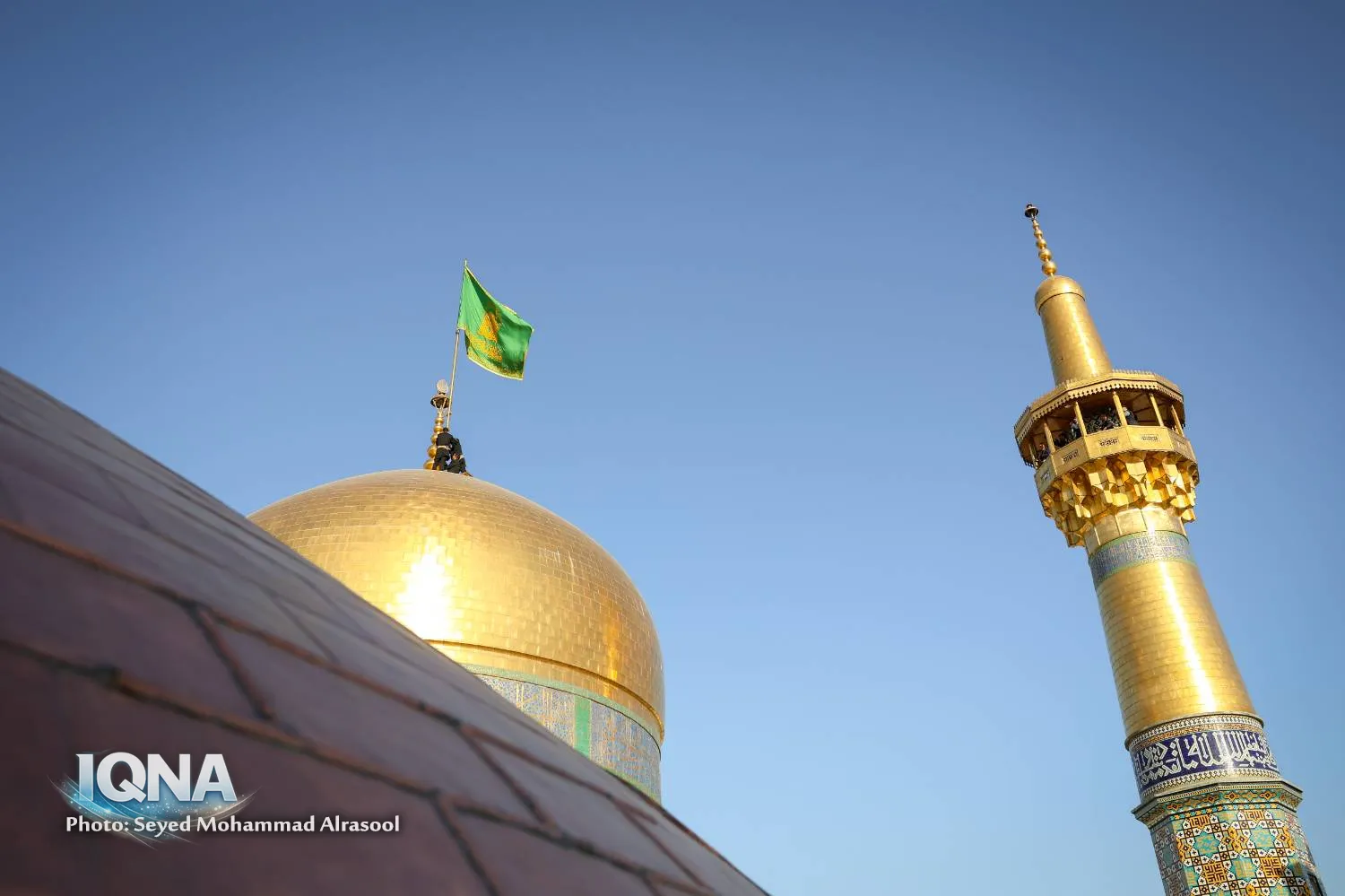 تعویض پرچم گنبد رضوی همزمان با آغاز ماه ربیع‌الاول
