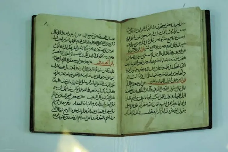 رونمایی از نسخه خطی ثواب الاعمال ۷۴۲ ساله در کتابخانه حرم رضوی