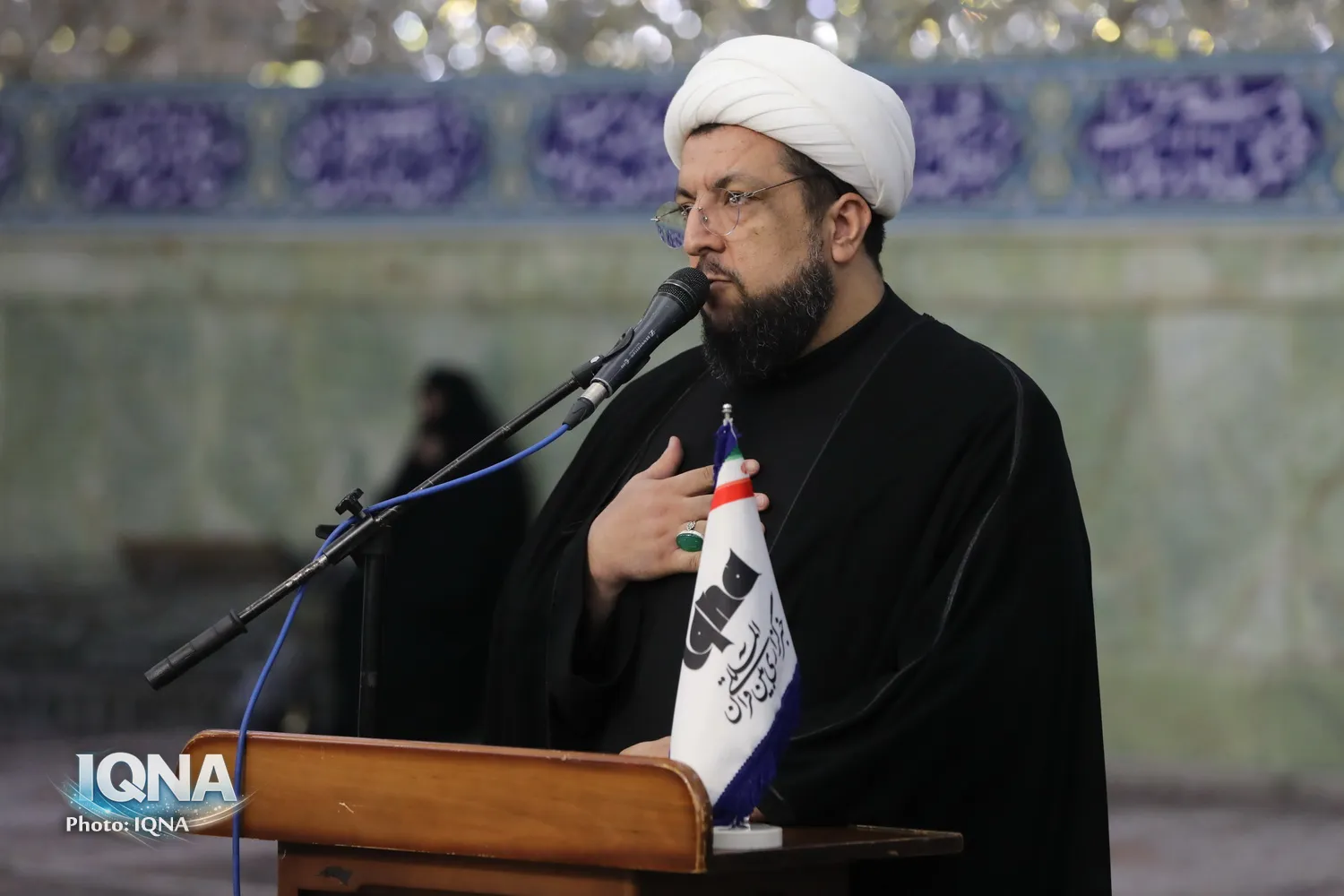 غبارروبی مضجع شریف کریمه اهل بیت توسط جامعه قرآنی کشور