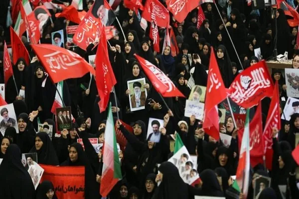 مراسم «اهتزاز پرچم سرخ خون‌خواهی» پس از نماز جمعه تهران برگزار شد