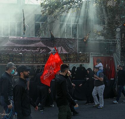 جاماندگان اربعین با شعار «یالثارات الحسین» به پا خاستند جاماندگان اربعین با شعار «یالثارات الحسین» به پا خاستند