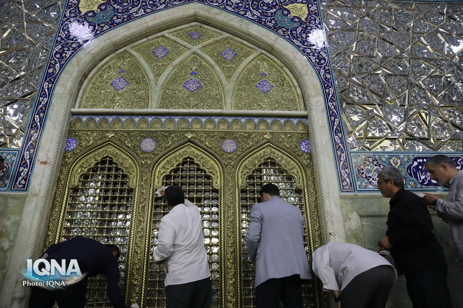 غبارروبی مضجع شریف کریمه اهل بیت توسط جامعه قرآنی کشور