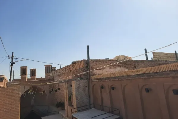 سقف آهنی حسینیه تاریخی ابوالفضل(ع) فهادان یزد جمع‌آوری شد
