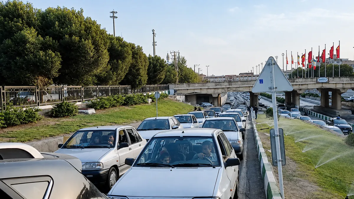 مدیریت تردد در پارکینگ‌های هسته مرکزی قم با هدف تسهیل عبور و مرور